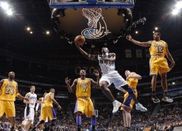 开云kaiyun体育-爵士前锋马尔卡宁谈防守字母哥，一对一真的很难防，你试图去限制但他总有绝招